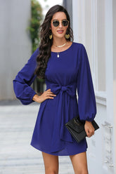 Taillenlanges Kleid mit langen Ärmeln